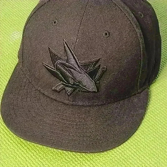 New Era Men's 59Fifty black on black San Jose sharks cap size 7 3/8 - Picture 1 of 9